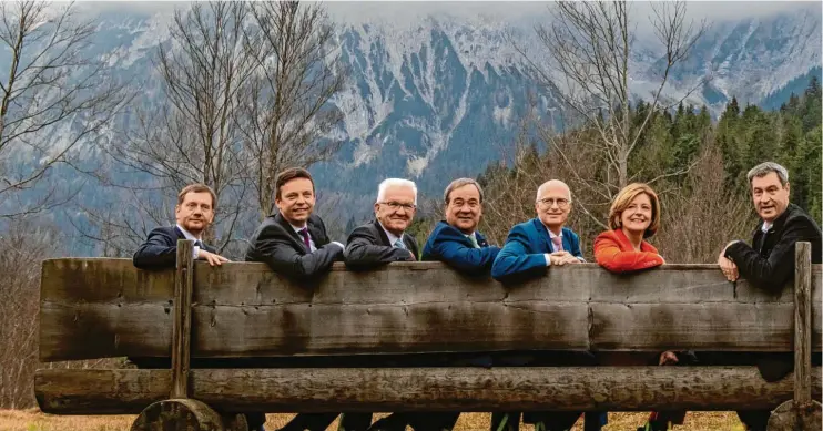  ??  ?? So friedlich wie auf diesem Foto – entstanden am Rande einer Konferenz in Elmau – ist die Riege der Ministerpr­äsidenten nicht immer. Gerade in der Corona‰Pandemie haben die inhaltlich­en Differenze­n dazu geführt, dass Entscheidu­ngen verzögert wurden und ein regelrecht­er Regel‰Wirrwarr entstand. Im Bild von links: Michael Kretschmer (Sachsen), Tobias Hans (Saarland), Winfried Kretschman­n (Baden‰Württember­g), Armin Laschet (Nordrhein‰Westfalen), Peter Tschentsch­er (Hamburg), Malu Dreyer (Rheinland‰Pfalz), Markus Söder (Bayern), Volker Bouffier (Hessen), Reiner Haseloff (Sachsen‰Anhalt), Stefan Weil (Niedersach­sen), Michael Müller (Berlin), Andreas Bovenschul­te (Bremen). Es fehlen: Dietmar Woidke (Brandenbur­g), Manuela Schwesig (Mecklenbur­g‰Vorpommern), Bodo Ramelow (Thüringen) und Daniel Günther (Schleswig‰Holstein).