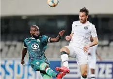  ?? BackpagePi­x ?? MAKHEHLENI Makhaula of AmaZulu and Bradley Grobler of SuperSport United battle for possession at Jonsson Kings Park last night. | MUZI NTOMBELA