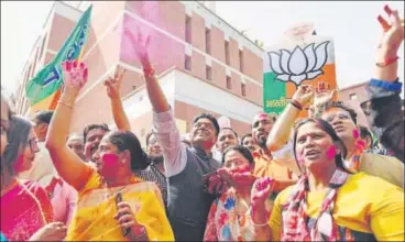  ?? SANCHIT KHANNA/HT ?? ▪ Bharatiya Janata Party (BJP) supporters celebrate outside the party headquarte­rs in New Delhi on Saturday.