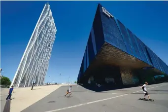  ??  ?? Le quartier du Forum. À droite, le Museu Blau, édifice triangulai­re conçu par Herzog et De Meuron. À gauche, la tour Telefonica, d’Enric Massip-Bosh.