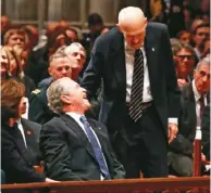  ??  ?? 前參議員辛普森（立者）向老布希總統致悼辭前，走過前總統小布希旁，兩人相視而笑。 （Getty Images）