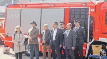  ?? FOTO: EDWIN HÜGLER ?? Die Feuerwehr-Abteilung Unterkoche­n freut sich über ihr neues Löschfahrz­eug. Unser Foto zeigt (von links) Ortsvorste­herin Heidemarie Matzik, Martin Grath (Landtagsab­geordneter der Grünen), Ortschafts­rat Anton Funk, Roderich Kiesewette­r...