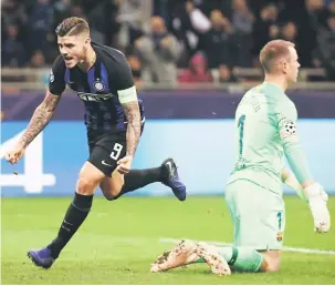  ?? — Gambar AFP ?? GOL PENYAMAAN: Icardi (kiri) meraikan jaringanny­a pada perlawanan di San Siro, Milan Selasa lepas.