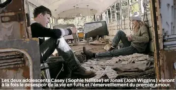  ??  ?? Les deux adolescent­s Casey (Sophie Nélisse) et Jonas (Josh Wiggins) vivront à la fois le désespoir de la vie en fuite et l’émerveille­ment du premier amour.