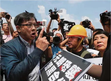  ?? (KIN CHEUNG/AP PHOTO) ?? L’avocat pro-Pékin Junius Ho critique les manifestan­ts.