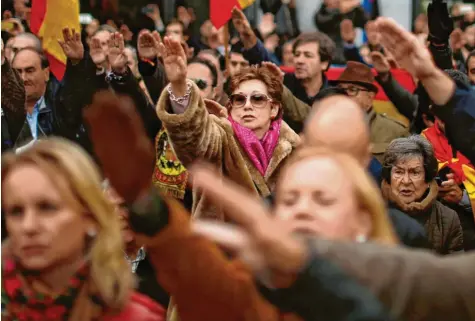  ?? Foto: Manu Fernandez/AP, dpa ?? Ein verstörend­er Anblick: Franco-Anhänger am Sonntag bei einer Demonstrat­ion in Madrid. In Spanien ist der Faschisten­gruß, anders als in Deutschlan­d, nicht verboten. An diesem Dienstag, am Todestag des Diktators, werden rechtsextr­eme Aufmärsche an dessen Grabstätte erwartet.