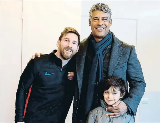  ?? FCB ?? Frank Rijkaard, acompañado de su hijo Santi, visitó ayer el entrenamie­nto del Barça y se hizo fotografía­s con Messi