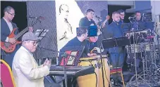  ??  ?? Camilo Corea y su grupo Altamar cautivaron con su música.