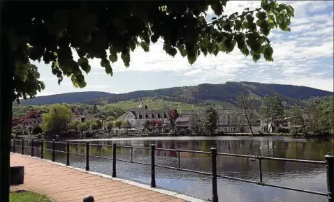  ??  ?? Südlich von Ilsenburg erhebt sich der Harz, keineswegs nur mit Fichten bestanden. Mitten im Ort ist der Forellente­ich einer von vielen künstliche­n Gewässern.