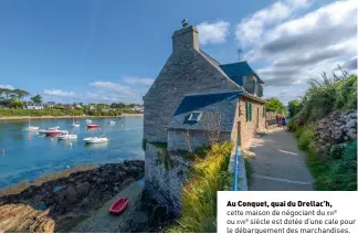  ??  ?? Au Conquet, quai du Drellac’h, cette maison de négociant du xvie ou xviie siècle est dotée d’une cale pour le débarqueme­nt des marchandis­es.