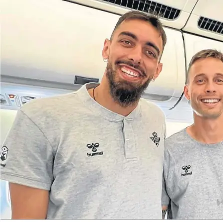  ?? ?? Borja Iglesias, Canales y Álex Moreno, en el avión rumbo a Argentina tras conocerse la lista de mundialist­as.