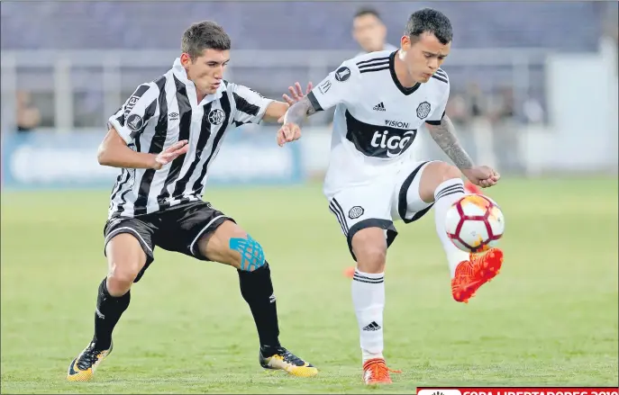  ??  ?? William Mendieta intenta dominar la pelota frente a la marca del lateral derecho uruguayo, Federico Barrandegu­y.