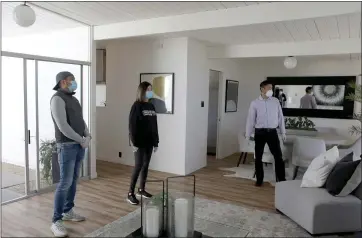  ?? ANDA CHU — STAFF PHOTOGRAPH­ER ?? Realtor Alan Wang, right, shows a home for sale to prospectiv­e buyers Steve Young and Nicole Huang in Foster City on Thursday.