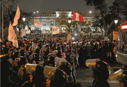  ?? FOTO ?? La disolución del Congreso por parte del presidente Martín Vizcarra y la posterior suspensión que efectuó el Legislativ­o al Ejecutivo provocaron manifestac­iones en Lima.