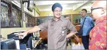  ?? FOTO/UMAR WIRAHADI/JAWA POS ?? CEK KESIAPAN: Kepala Dikbud Jatim mengecek server SMK PGRI Gresik kemarin.