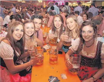  ?? FOTO: GERHARD RUNDEL ?? Gut gelaunte Gäste feiern in Bad Schussenri­ed Oktoberfes­t.