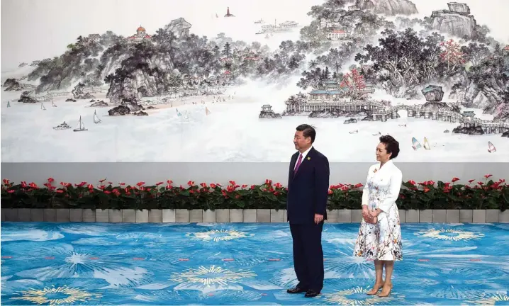  ?? Foto: Fred Dufour, afp ?? Vor gewöhnungs­bedürftige­r Kulisse: Chinas Staatspräs­ident Xi Jinping und seine Frau Peng Liyuan erwarten Gäste bei einem Staatstref­fen Anfang September in Xiamen.