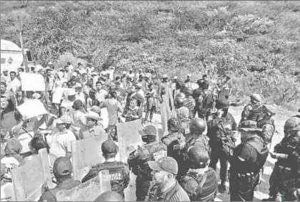  ??  ?? Familiares de los 49 civiles armados detenidos en el municipio de Eduardo Neri cerraron la carretera Iguala-Chilpancin­go la mañana de este sábado para exigir la liberación de sus parientes ■ Foto La Jornada