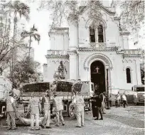  ?? Zanone Fraissat/folhapress ?? Famílias deixam o largo do Paissandu após acordo com a prefeitura; grupo sem-teto vai para centros