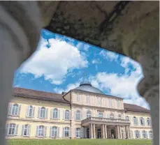 ?? FOTO: DPA ?? Schloss Hohenheim, das Teile der Universitä­t Hohenheim beherbergt, durch ein Geländer gesehen.