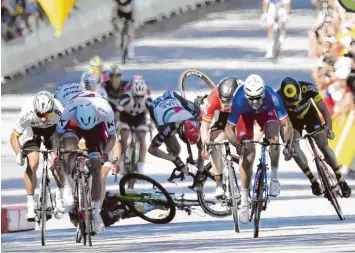  ?? Foto: Dirk Waem, dpa ?? Beim Zielsprint ging es drunter und drüber: Die Briten Mark Cavendish (unten) vom Team Dimension Data und Ben Swift (Mitte) vom UAE Team Emirates kommen zu Fall.