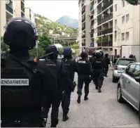  ??  ?? Les gendarmes ont débarqué en force à l’Ariane et impasse des Liserons, à Nice. (Photos Gendarmeri­e )