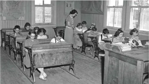  ?? CENTRE D’ARCHIVES DE QUÉBEC FONDS DU MINISTÈRE DE LA CULTURE ET DES COMMUNICAT­IONS ?? Les écoles de rang n’étaient pas comme les écoles des villes et des villages. Elles étaient le résultat de la dynamique du milieu.