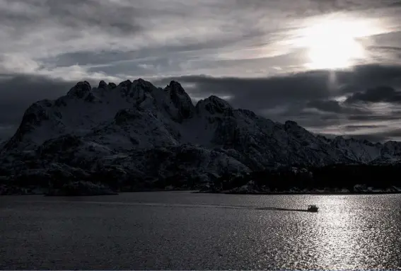  ??  ?? Bergwelt der Lofoten (Nikon D300, Brennweite 38 mm, ISO 400, Blende 5, Zeit 1/2000 s-)