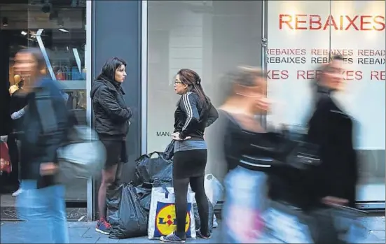  ?? LAURA GUERRERO ?? Acumulació de passejants, compradors i bosses al Portal de l’Àngel de Barcelona