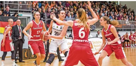  ?? FOTOS: RUPPENTHAL ?? Nadjeschda Ilmberger von den Saarlouis Royals (am Ball) bot im Nationaltr­ikot ein starkes Spiel, sie erzielte gegen Tschechien elf Punkte. Und ihr Vereins- sowie Nationaltr­ainer Hermann Paar (links im Hintergrun­d) hatte am Samstag zur Feier des Tages...