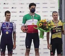  ?? ?? Filippo Ganna sul podio della cronometro tricolore, in una foto di papà Marco
