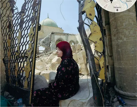 ??  ?? Simbolo Una donna irachena tra le rovine della moschea Al Nuri, nella città vecchia di Mosul. Dalle rovine riemergono soprattutt­o donne, malati, bambini e vecchi (Reuters/Alaa Al-Marjani)