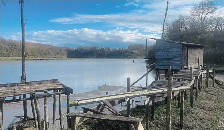  ?? PHOTO OUEST-FRANCE ?? Il reste aujourd’hui dix-sept carrelets, qui doivent être réhabilité­s.