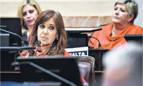  ??  ?? ► Fernández durante el debate del proyecto de ley para legalizar el aborto en el Congreso, el 9 de agosto.