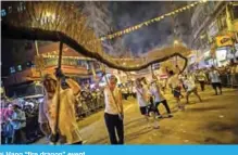  ??  ?? Participan­ts take part in the annual Tai Hang “fire dragon” event.