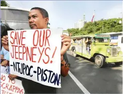  ??  ?? DAYS NUMBERED? – Members of the Pinagkaisa­ng Samahan ng Tsuper at Operator Nationwide (PISTON) picket the Land Transporta­tion Franchisin­g and Regulatory Board (LTFRB) office in Quezon City, Monday, to protest the reported phase out of jeepneys. (Jansen...