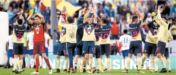  ??  ?? Los jugadores del América celebran su pase a los cuartos de final de la Copa, luego de vencer a Cruz Azul