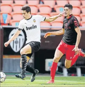  ?? FOTO: GETTY ?? Gabriel Paulista y Carlos Fernández, protagonis­tas en Mestalla