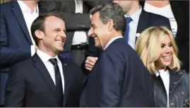  ??  ?? Emmanuel Macron, Nicolas Sarkozy et Brigitte Macron le  mai  au Stade de France (Saint-Denis). Le courant a l’air de bien passer entre les deux hommes... (Photo AFP)