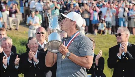  ?? ROSS KINNAIRD
GETTY IMAGES ?? Brooks Koepka, 28, of Florida, kisses the U.S. Open Championsh­ip trophy. It is his second U.S. Open win in a row.