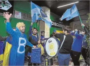  ?? GUILLERMO NAVARRO ?? Fiesta por encima de todoLos centenares de hinchas de Boca en Madrid no pararon de cantar pese a que la lluvia aplazó el partido de ida. Meses antes, habían acudido 8.000 al Camp Nou.