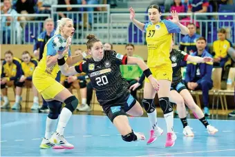  ?? FOTO: UWE ANSPACH/DPA ?? Emily Bölk (am Ball) möchte sich mit ihrem Team den Traum von Olympia erfüllen.