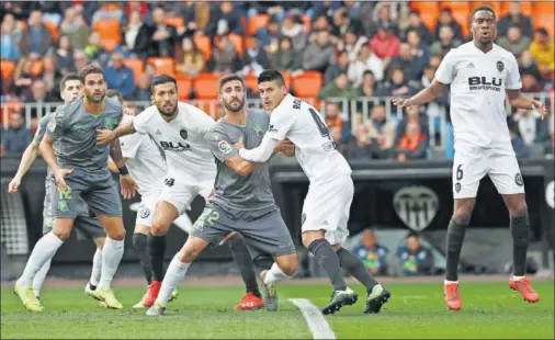  ??  ?? RONCAGLIA DEBUTÓ. El argentino, como el resto de compañeros de la zaga y sus homólogos donostiarr­as, se impusieron a los atacantes.