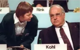  ?? FOTO'S BELGA ?? In 1991 met Angela Merkel, zijn beschermel­inge met wie hij later zwaar getroeblee­rd raakte.