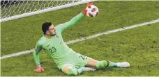  ?? FOTO: DPA ?? Danijel Subasic hält hier den Elfmeter von Russlands Fjodor Smolow. Insgesamt hat Kroatiens Keeper bereits vier Elfmeter gehalten.