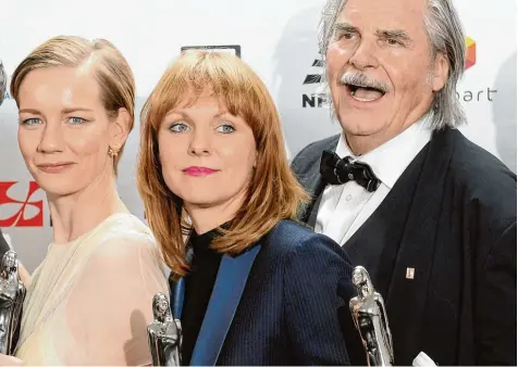  ?? Foto: Janek Skarzynski, afp ?? Trophäen und ihre Träger: Sandra Hüller, Maren Ade und Peter Simonische­k.