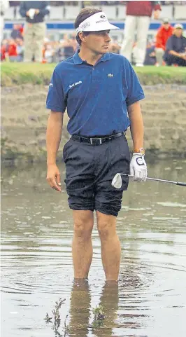  ?? Afp ?? Van de Velde, mientras la pelota flotaba en el Barry Burn