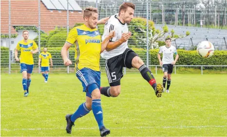  ?? FOTO: ALEXANDER HOTH ?? Adrian Bodenmülle­r (rechts) setzt sich gegen Argentals Fabian Wellhäuser durch. Am Ende siegt Isny mit 3:1.