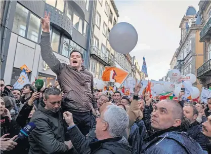  ?? ?? Luís Montenegro levantado em ombros na Rua de Santa Catarina, na Baixa do Porto.