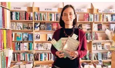  ?? FOTO: JULIA BRABECK ?? Christina Esch und das Team der Buchhandlu­ng Lesezeit in Kaiserswer­th haben Leseempfeh­lungen zusammenge­stellt.